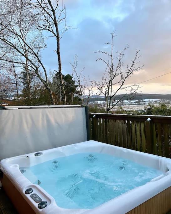 Chalet Luxury With Hot Tub In Royal Deeside *